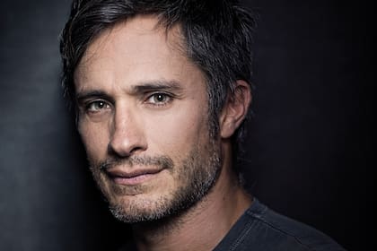 Se imaginó pediatra, periodista, filósofo y futbolista, pero sus raíces artísticas pudieron más. El actor mexicano, que en su primera incursión teatral en Buenos Aires se meterá en la piel de Fernando Pessoa, habla de actualidad, de El Zorro del futuro y del muro de Trump: “Es casi cercano al apocal