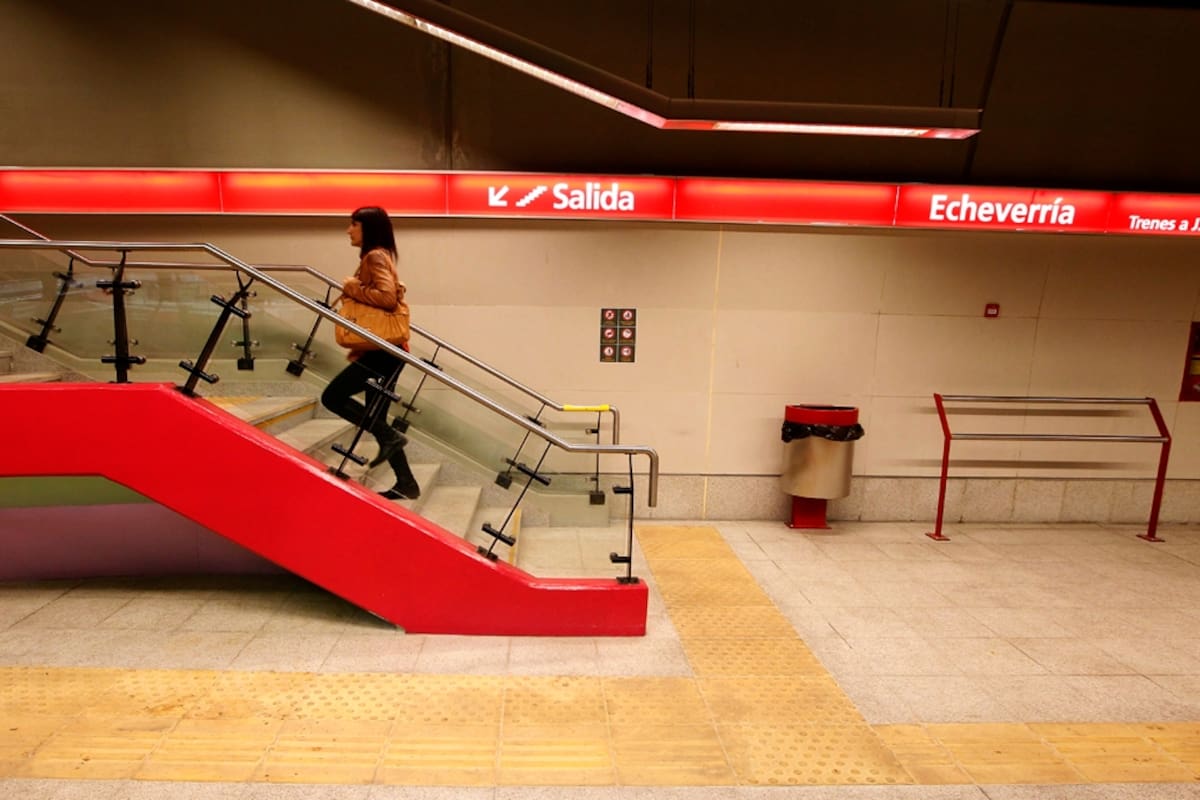 Se inauguraron dos nuevas estaciones, Echeverría y Juan Manuel de Rosas; en la línea de subtes B