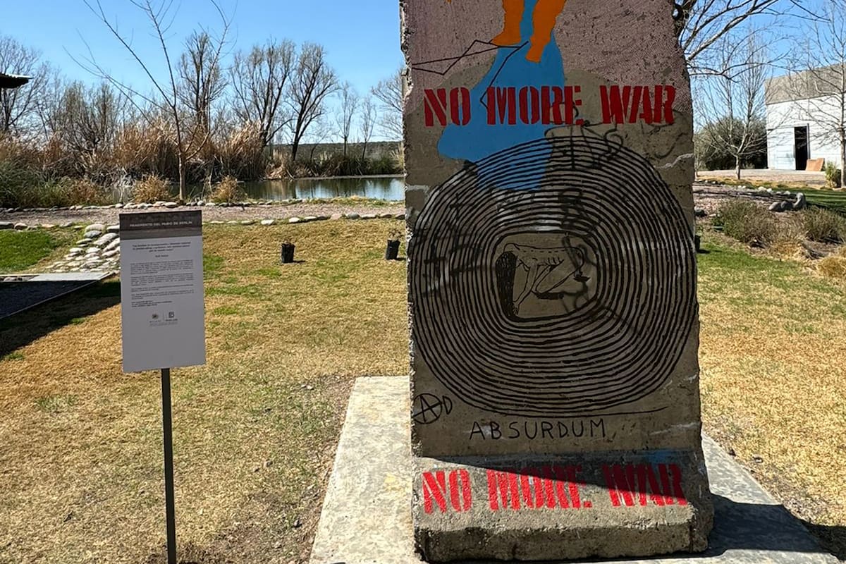 Se inauguró este mediodía el fragmento del Muro de Berlín de la Colección Pampa, emplazado en una bodega de Mendoza