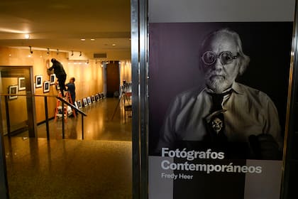 Se inauguró la muestra de Fredy Heer en la Fotogalería del San Martín: 80 retratos a colegas.
