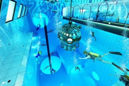 Se inauguró la piscina más profunda del mundo. Mide 45 metros y está ubicada en Polonia.