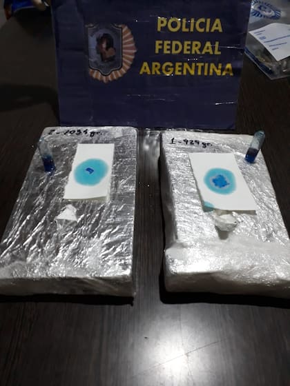 Se incautaron de 6 kilos de cocaína, pasta base, cogollos de marihuana, 6 autos particulares, 2 motos, 2 armas de fuego, una gran cantidad de dinero en efectivo (tanto en moneda nacional como extranjera), 47 teléfonos celulares, notebooks, pen drives, dvr, elementos destinados al estiramiento, fraccionamiento y comercialización de distintas drogas y documentación relevante para la causa judicial.
