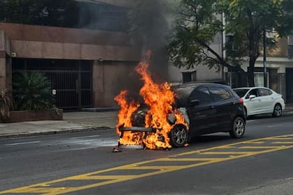 Se incendia un auto en avenida Del Libertador y Güemes