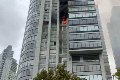 Se incendia un edificio en Puerto Madero.