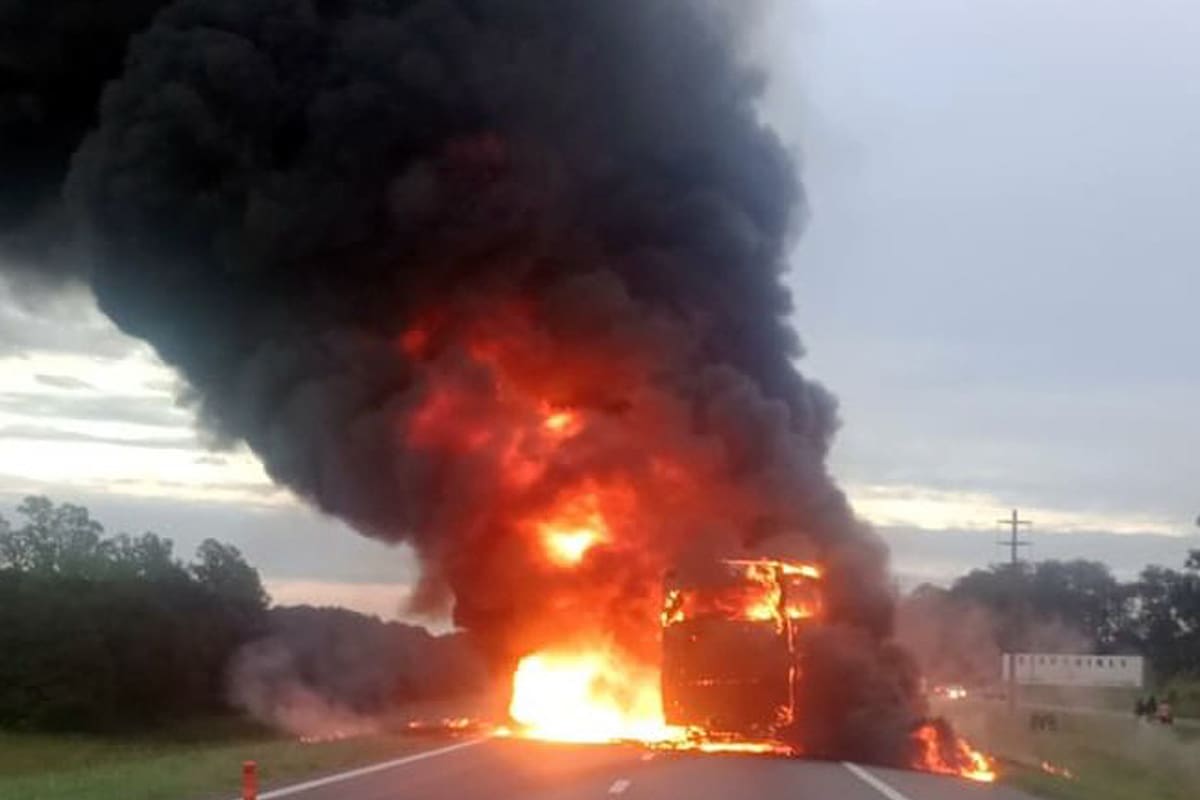 Se incendia un micro en la Ruta N9 km 93 mano a Rosario en Zárate