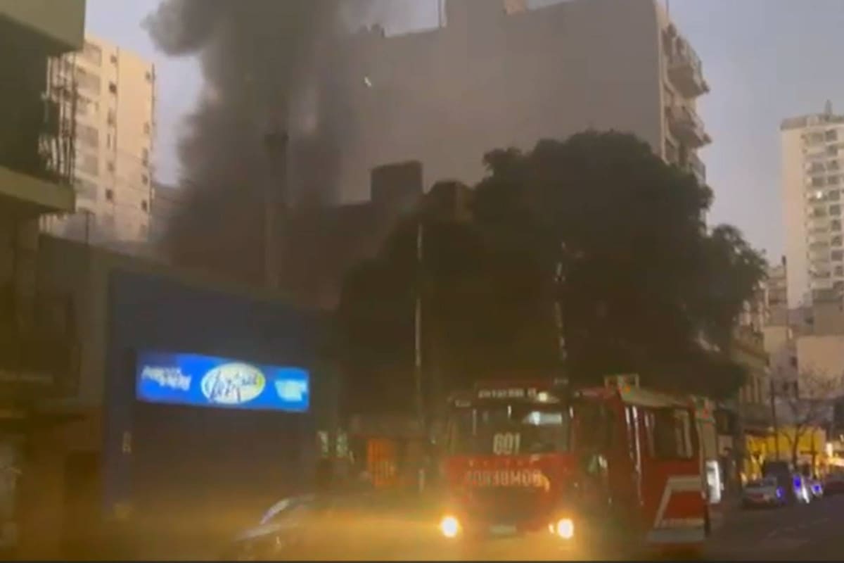 Churrasqueira pegou fogo em Villa Crespo: colunas de fumaça e complicações na Avenida Corrientes