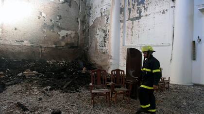 Así quedó el interior de la catedral de San Nicolás de los Arroyos luego del incendio ocurrido en enero de 2017