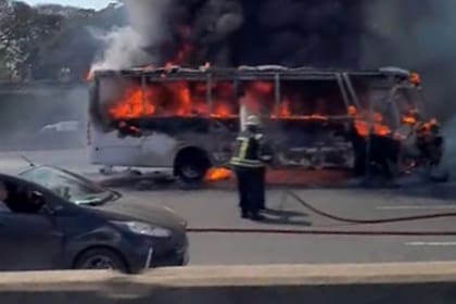 Se incendió un minibus en Panamericana