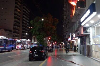 Se incendió un edificio en Palermo y una mujer resultó herida.