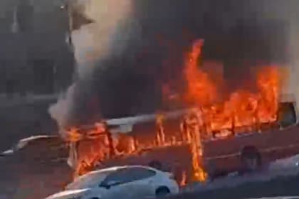 Se incendió un micro en la zona de Boulogne (Fuente: Captura LN+)