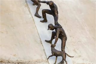 Rescataron a un perro que estaba en un arroyo a punto de morir y recibieron un homenaje impensado