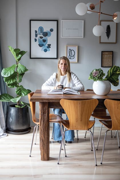 Se inspiró en la mesa de la cocina de @carina.michelli y mandó a hacer una similar para su comedor. “El carpintero la terminó de armar en casa, porque pesa un montón. ¡Las patas son durmientes!”. Sobre ella, florero con arreglo verde (Flores & Bohemia).