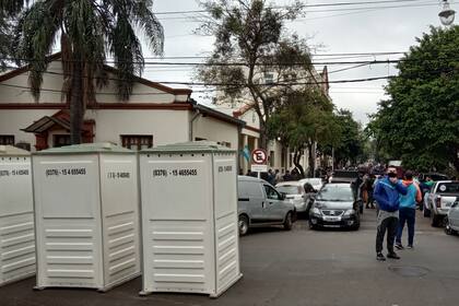 Se instalaron baños químicos y los acampantes están preparados para aguantar más días si no hay una solución.