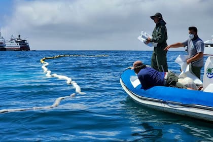 Se instalaron barreras para tratar de contener el derrame