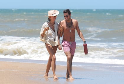 Se instalaron en José Ignacio, donde disfrutan de la playa y descansan entre mates, lectura y mimos al sol
