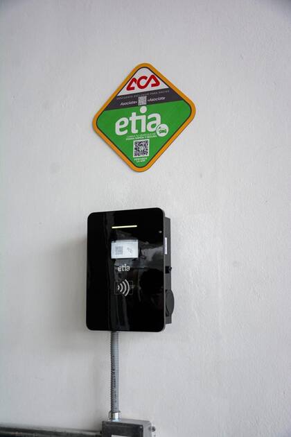 Se instaló un cargador eléctrico ETIA (con un descuento del 30% para los socios del ACA)
