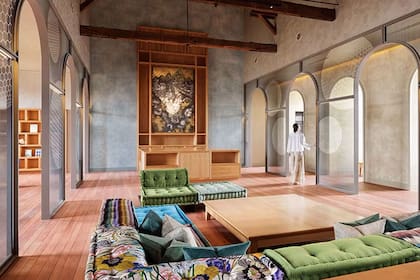 Se integró mobiliario de inspiración europea como referencia a la influencia occidental que marcó la arquitectura japonesa durante la era Meiji