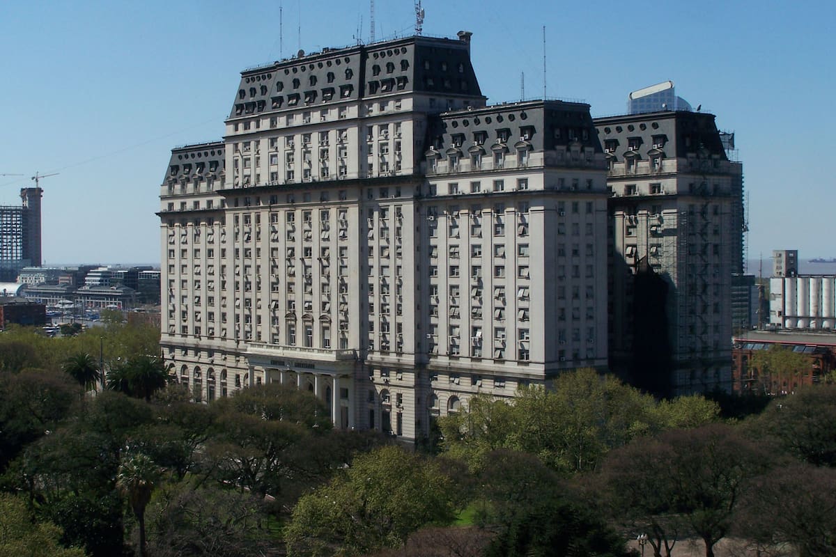 Se investiga la fuga de fondos reservados del área de Inteligencia de las FF.AA. que se destinaban a las embajadas