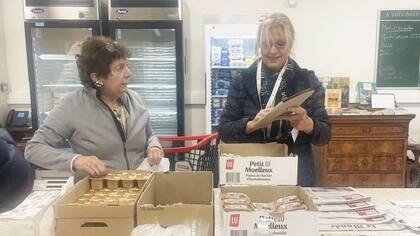 Se invita a los vecinos a visitar la tienda todos los días, atendida por voluntarios