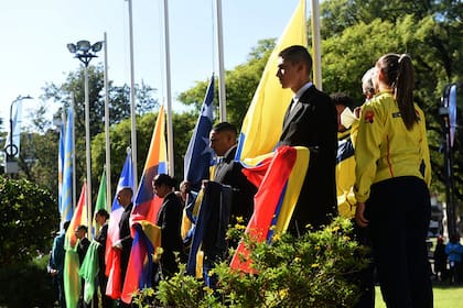 Se izaron este jueves las banderas de los países que compiten en los III Juegos Suramericanos de la Juventud Rosario 2022