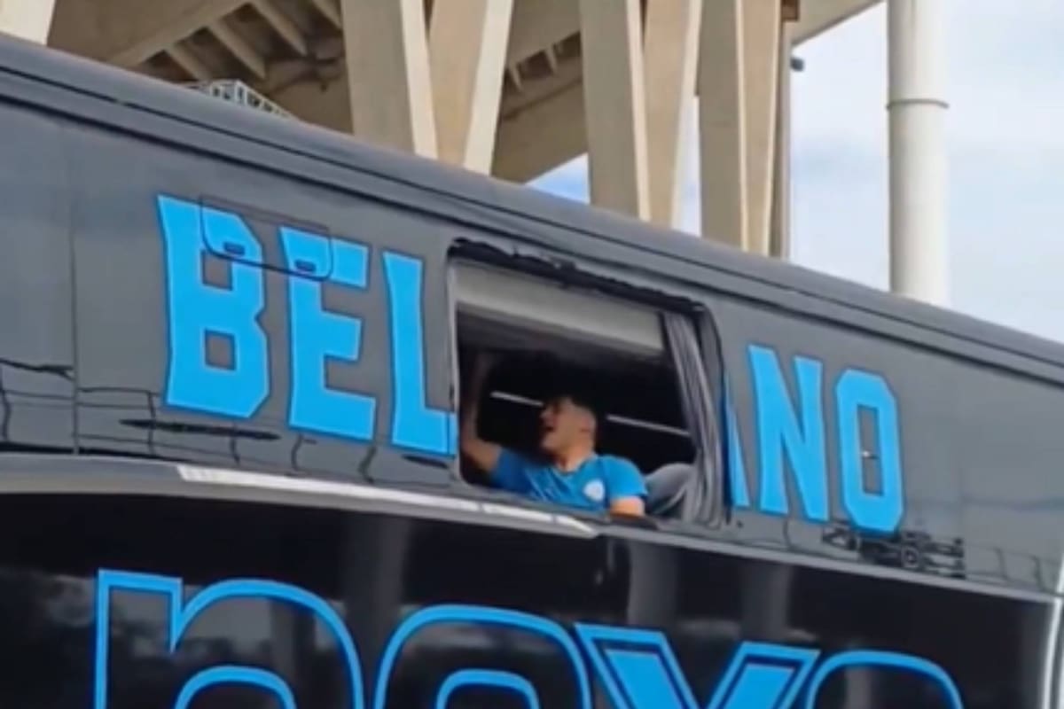 Se juega el clásico en Córdoba: hinchas de Talleres apedrearon al micro de Belgrano.
