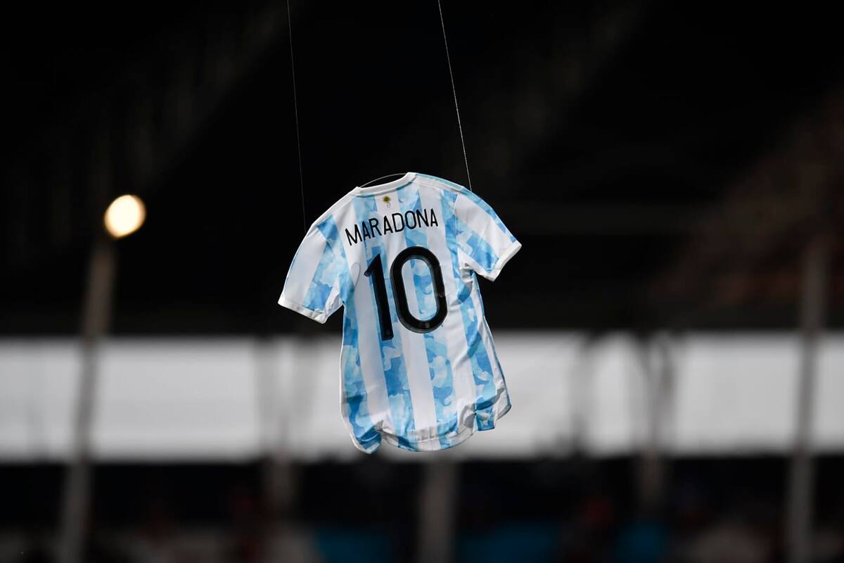 Se jugó en Racing, pero la camiseta es la argentina; pende de los hilos de un dron y sobrevuela el Cilindro de Avellaneda a los 10 minutos del partido de la Academia contra Defensa y Justicia.