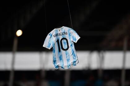 Se jugó en Racing, pero la camiseta es la argentina; pende de los hilos de un dron y sobrevuela el Cilindro de Avellaneda a los 10 minutos del partido de la Academia contra Defensa y Justicia.