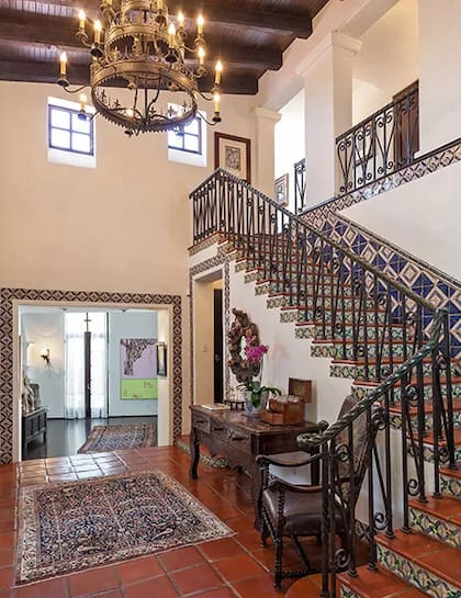 Se la reconoce por su muy bien conservado estilo clásico español colonial, con muros de estuco blanco, baldosas de barro, patio con arcos estilo andaluz y tejas rojas.