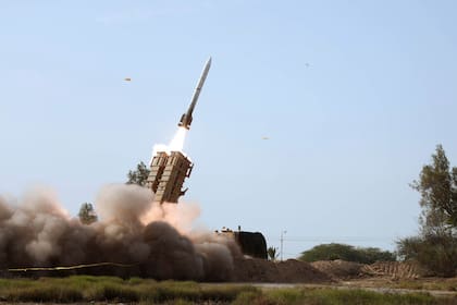 Se lanza un misil durante un ejercicio militar en el sur de Irán