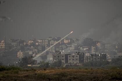 Se lanzan cohetes hacia Israel desde la Franja de Gaza, como se ve desde el sur de Israel, el lunes 23 de octubre de 2023.