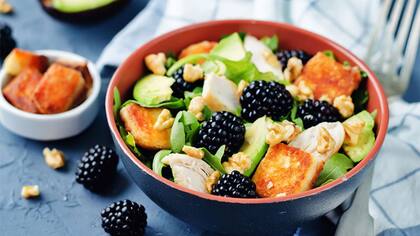 Se las puede incorporar tanto frescas como congeladas, ya que la fruta no pierde sus nutrientes por pasar por el freezer
