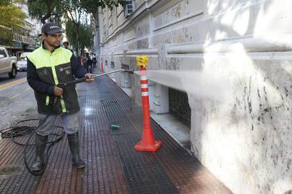 Se lave el frente con un producto especial