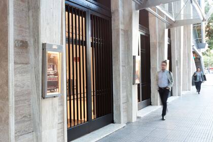 Se lavó la fachada, se eliminaron materiales promocionales de puertas y ventanas, y se reemplazaron por locandinas de acero y una marquesina de LED