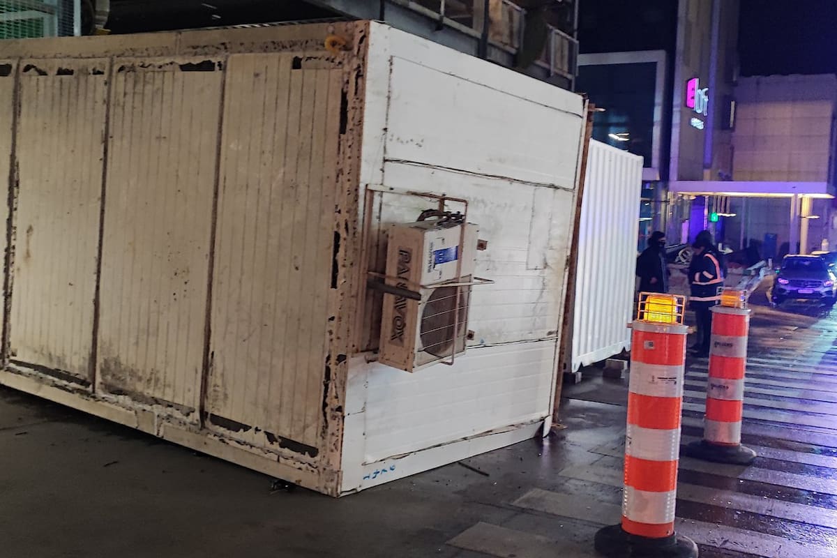 Se le cayó un container encima y salió ilesa