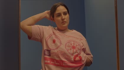 Se leen en el espejo: las remeras de Benito Fernández para la campaña que realizó junto a Issue y Swiss Medical