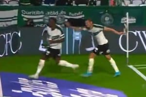 Cayó al túnel de los vestuarios durante el festejo de gol, se lo anularon y salió lesionado