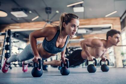 Se levantan al amanecer para entrenar, van a trabajar, después salen con amigos y también duermen bien, ¿cómo hacen?