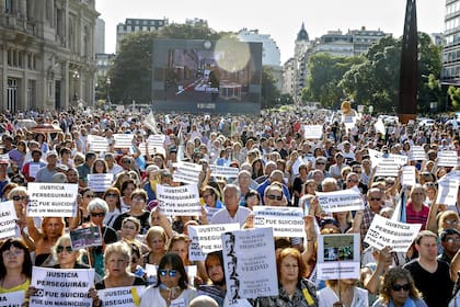 Se leyó un documento en el que se responsabilizó a Cristina Kirchner y donde también se cuestionó al presidente como "aliado de la mentira"; estuvieron la madre del fiscal y dirigentes de Cambiemos