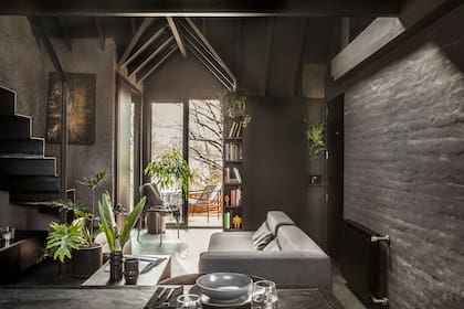Se liberaron las cubiertas para dar lugar a nuevas terrazas, se intervino el sistema de tiraje para integrar una chimenea y se incorporaron recursos como la parrilla, la ventilación cruzada y las visuales abiertas