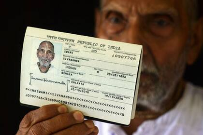 Se llama Swami Sivananda y estaba a punto de tomar un vuelo cuando se percataron de la edad que tenía. Busca obtener el récord guiness por ser la persona más longeva.