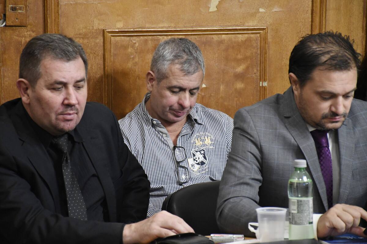 Se lo acusa de integrar, con su esposa y sus dos hijos, una banda capaz de producir 500 kilos de cocaína al mes; el laboratorio funcionaba en una mansión de un country de Funes