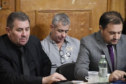 Se lo acusa de integrar, con su esposa y sus dos hijos, una banda capaz de producir 500 kilos de cocaína al mes; el laboratorio funcionaba en una mansión de un country de Funes