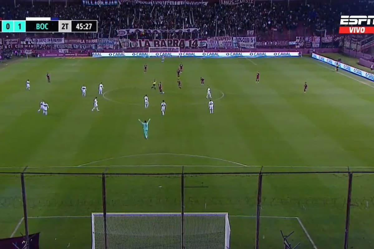 Se lo ve a Agustín Rossi festejando el gol de Benedetto; pero Lanús quiso sorprender con el saque del medio con un remate directo al arco y casi llega el 1-1