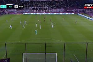 Se lo ve a Agustín Rossi festejando el gol de Benedetto; pero Lanús quiso sorprender con el saque del medio con un remate directo al arco y casi llega el 1-1
