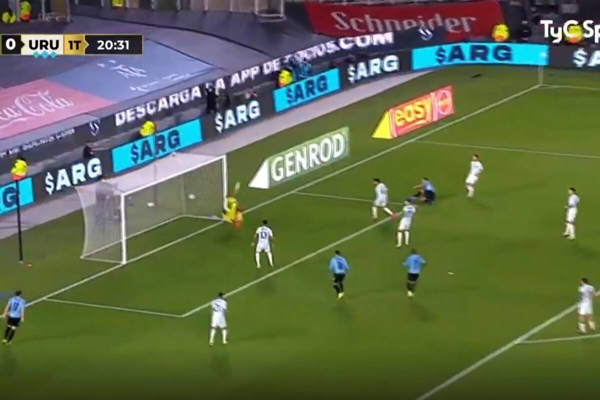 Se luce Dibu Martínez ante Luis Suárez; gran atajada del argentino