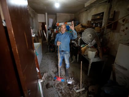 "Se me fueron los inquilinos, nadie quiere vivir así", lamenta Sergio Vannucci, que continúa limpiando su casa, a 100 metros del canal Maldonado