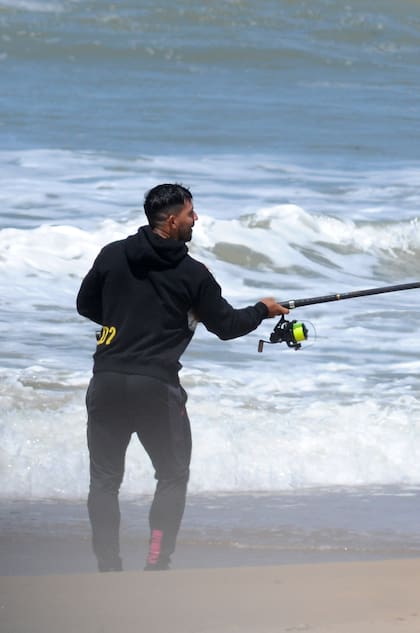 “Se me ocurrió ir a la playa a pescar. Qué voy a pescar, no sabés lo que eran esas olas”, reconoció el Kun entre risas.