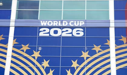 Se muestra la señalización de la Copa Mundial de la FIFA en el exterior del Estadio de Houston, el miércoles 27 de mayo de 2026, en Houston, antes de los partidos de fútbol de la Copa Mundial de la FIFA 2026. (Foto AP/Karen Warren)
