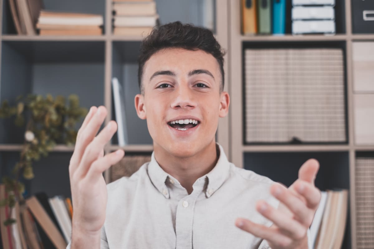 Se multiplican en TikTok e Instagram los videos de jóvenes que prometen compartir sus secretos, con los que lograron hacerse ricos jóvenes, para que los demás también lo logren; hay que pagar para acceder a los cursos, que brindan promesas de éxito tan exóticas como ambiguas