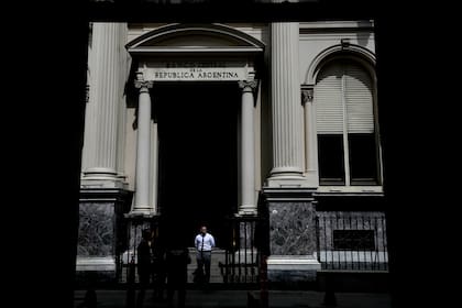 “Se necesitan reservas externas para que puedan pagarse sin inconvenientes las importaciones y afrontarse sin demoras los pagos de servicios de la deuda", dijo el exministro